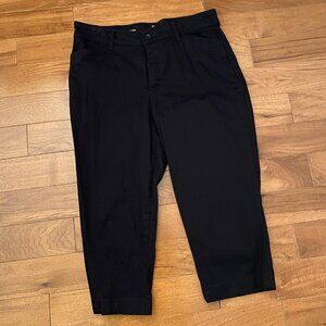 St. John's Bay Black Capri Size 8 Like New